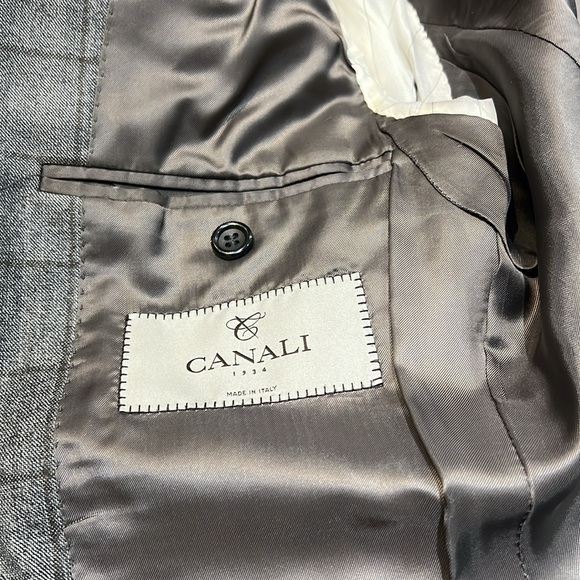 Canali Men’s three piece Suit. Sleeve 26.5
Shoulder 18.5. Retail $2,695 - Picture 3 of 8